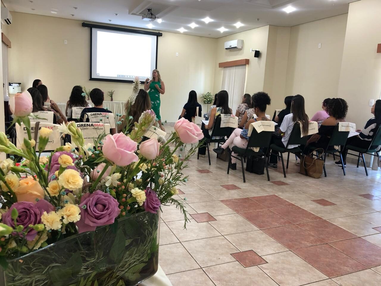 Bruna ensinando o protocolo